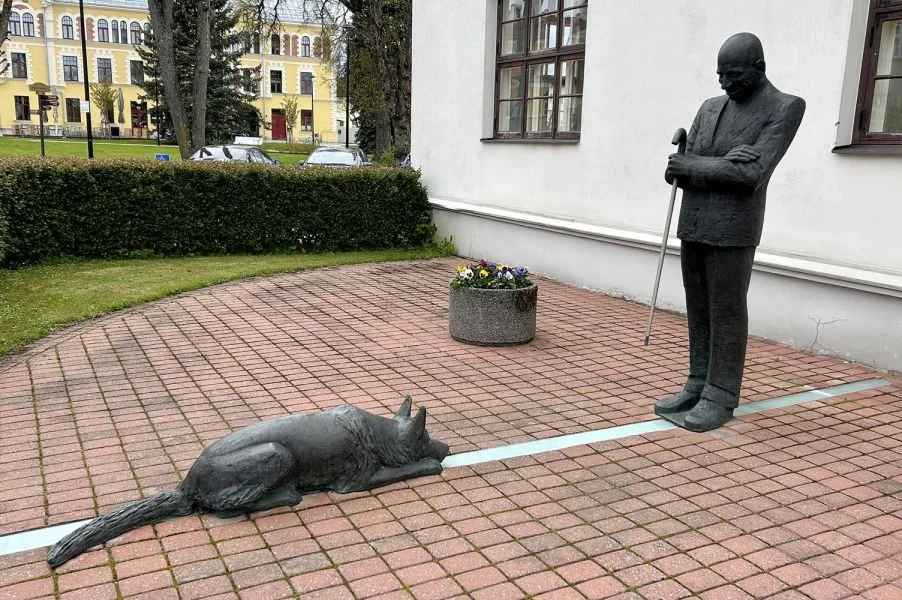 August Maramaa ja tema koera Neffi skulptuur