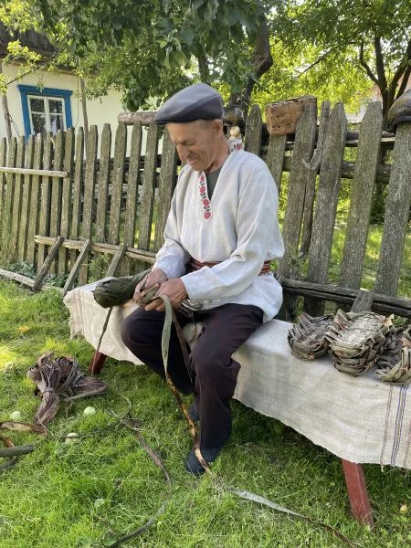 Осередок традиційного ремесла плетіння постолів