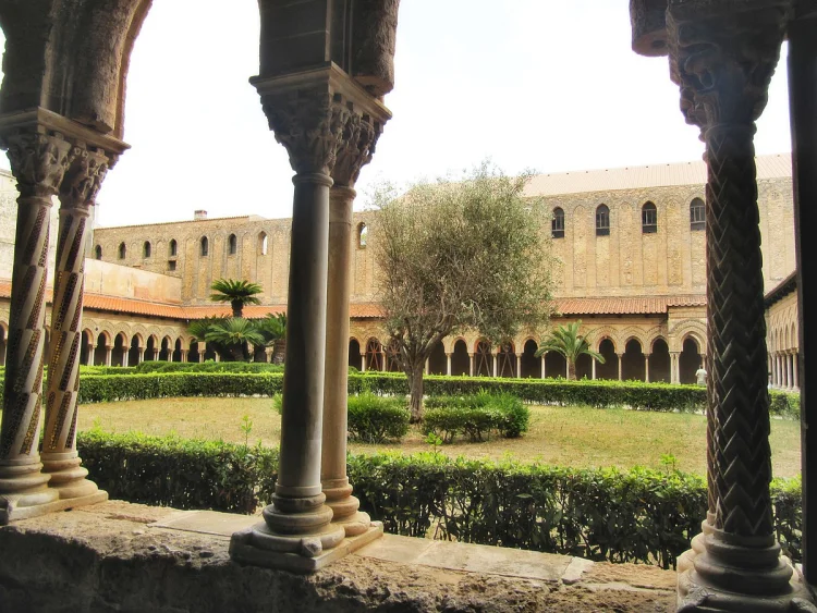 Chiostro dei Benedettini