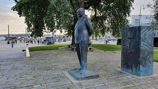 King Olav V statue